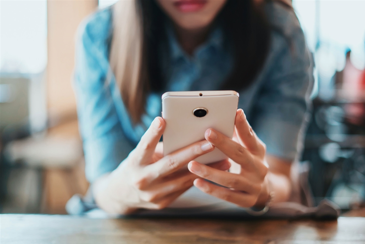 Lady on a cell phone messaging