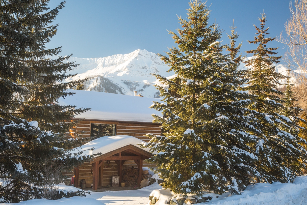 Wake up to a stunning view of the Lizard Range
