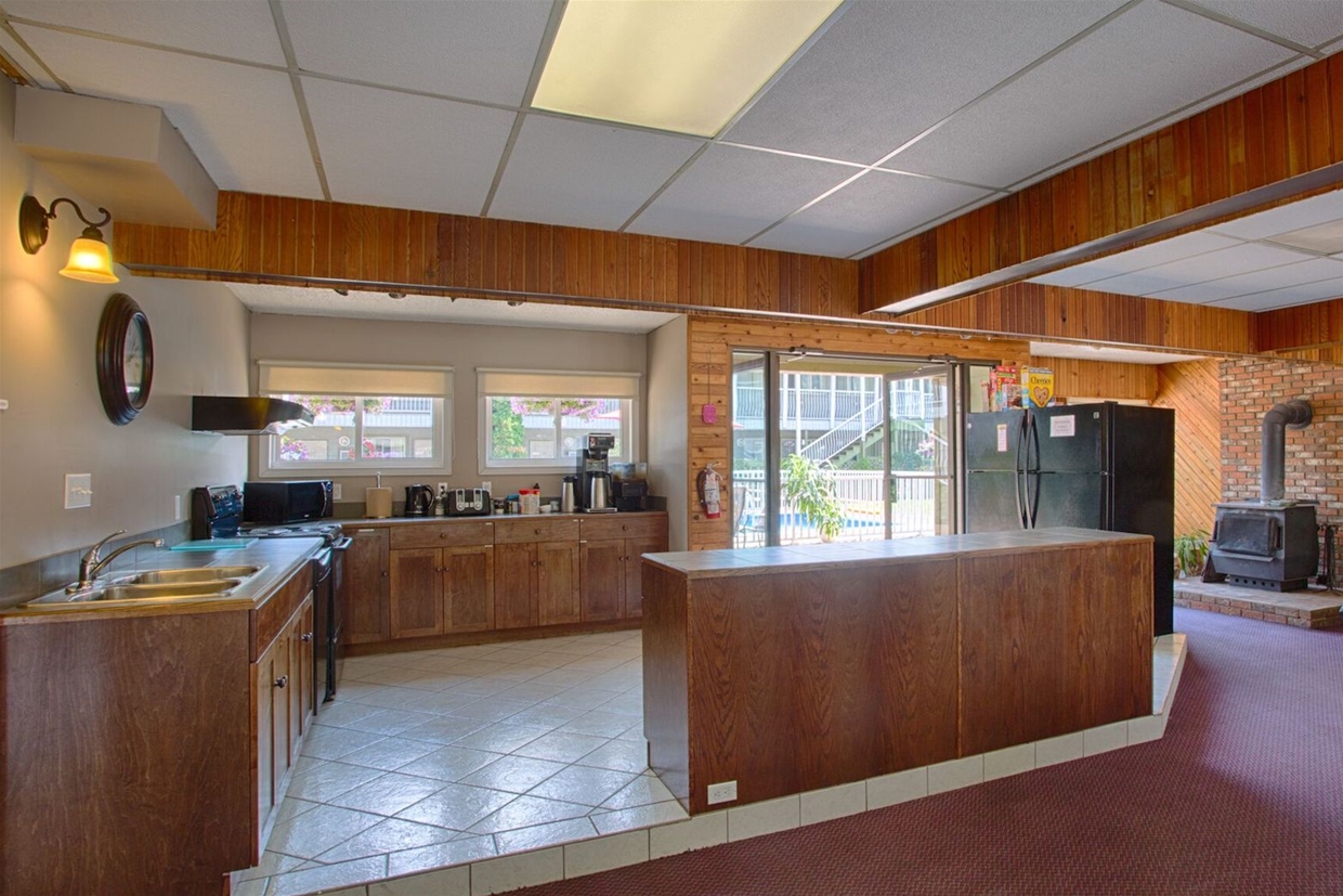 Large guest kitchen