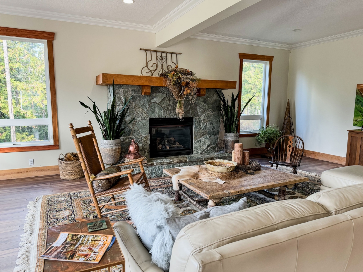 Cosy living room in the Elk View Lodge