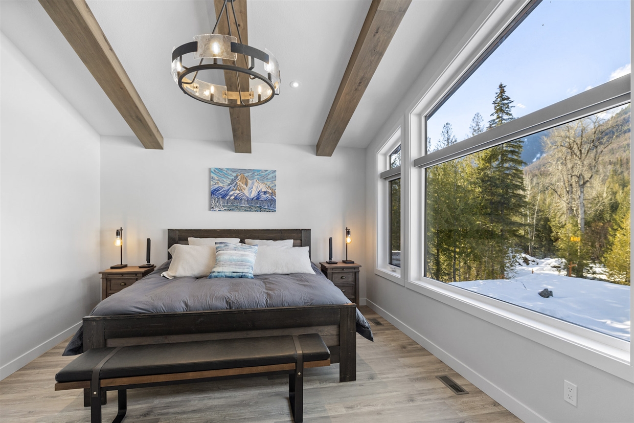 Spectacular mountain views from the picture windows