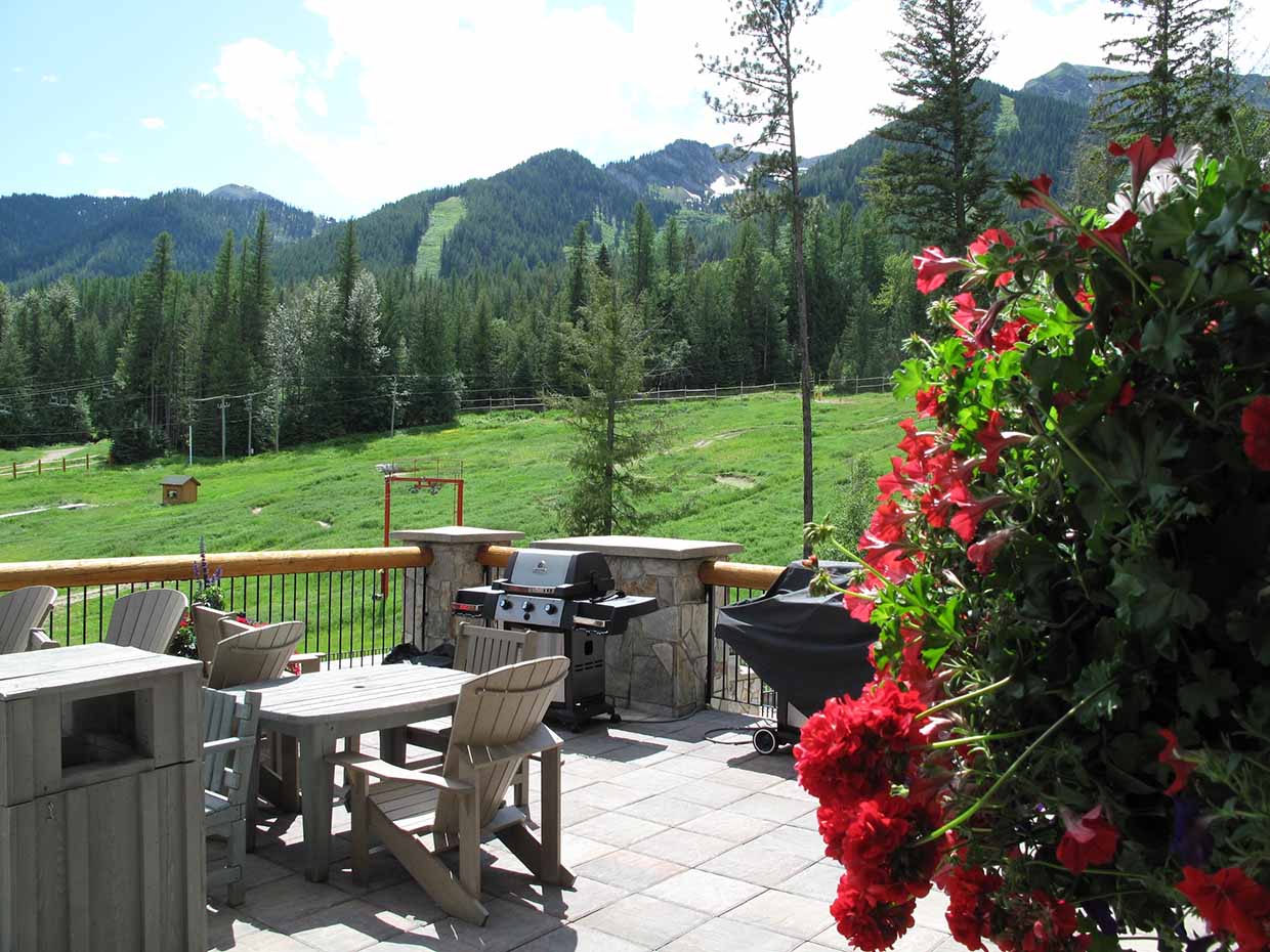 Snow Creek Lodge - Summer on the Patio!