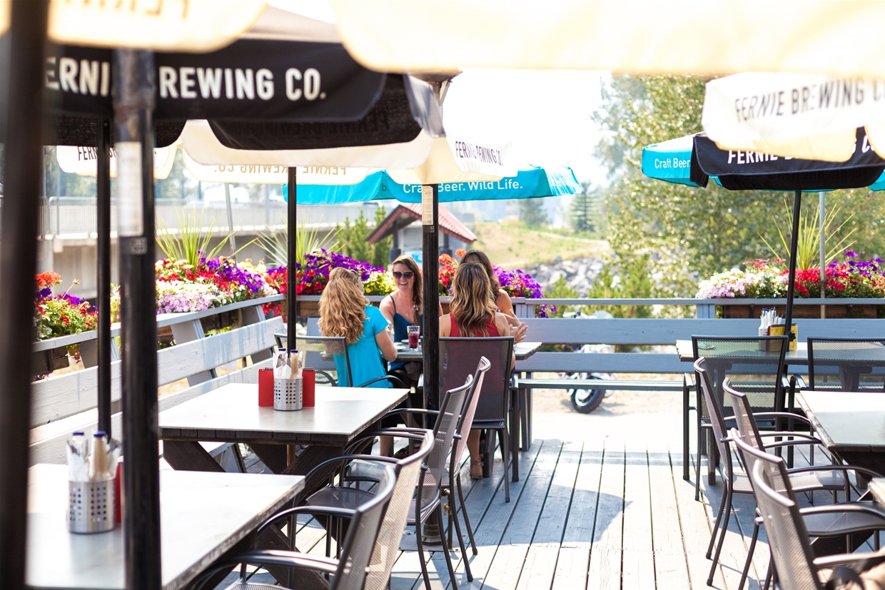 Dining al-fresco by the Elk River