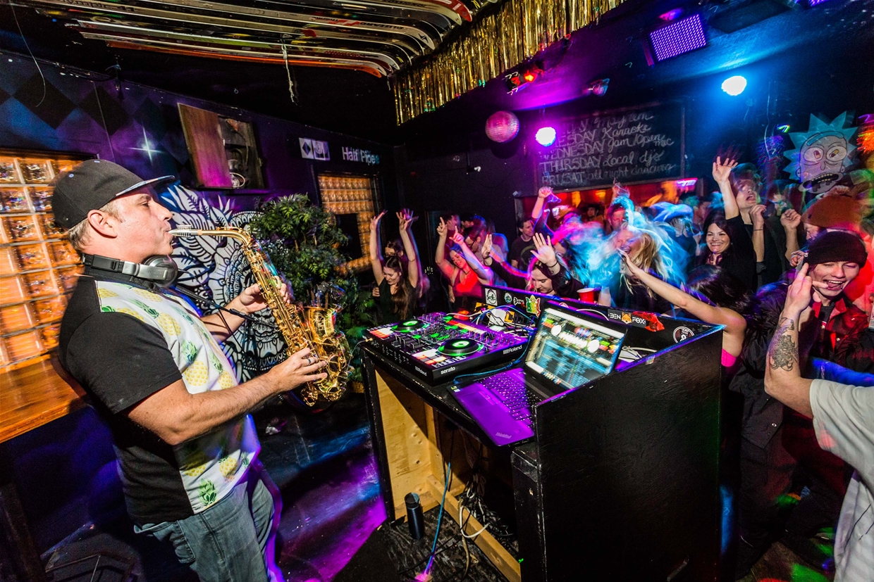 Live DJ acts